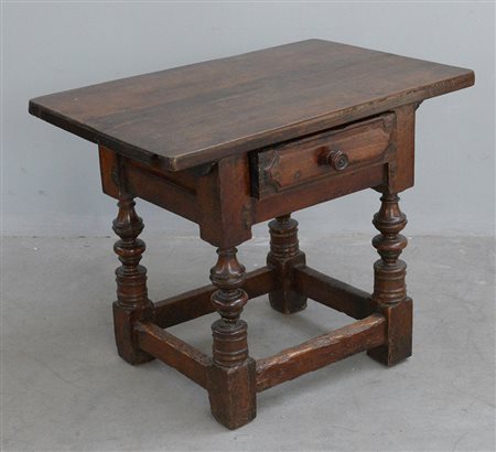 Antico tavolino ad un cassetto sottopiano e gambe tornite riunite da traverse...