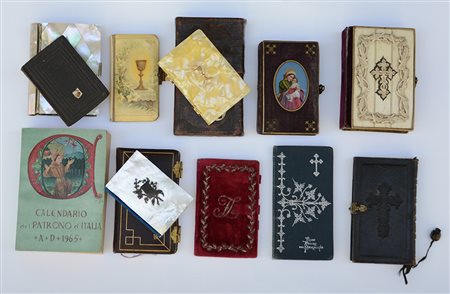 Lotto composto da dodici messali e libretti religiosi con rilegature diverse...
