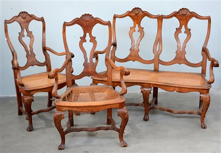 Fornitura da salotto composta da un divanetto e due poltrone in legno con...