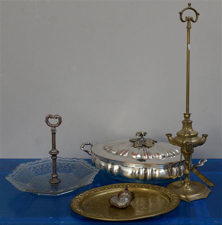 Lotto composto da una lampada fiorentina, un bronzo, un vassoietto in ottone...