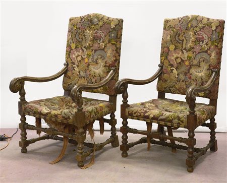 Coppia di poltrone in stile con braccioli sagomati terminanti a ricciolo,...