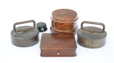 Lotto composto da due fermaporta in ferro e tre basi diversi in legno, misure...