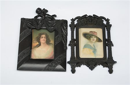 Lotto composto da due cornici in legno intagliato, una di struttura...