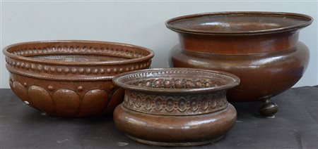 Lotto composto da tre antichi cachepot in rame di epoca e materiali diversi...