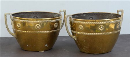 Coppia di cachepot biansati in ottone decorati a fiori stilizzati (h cm 20)...