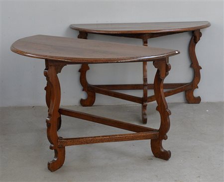 Coppia di antiche console a mezza luna con gambe sagomate riunite da traverse...