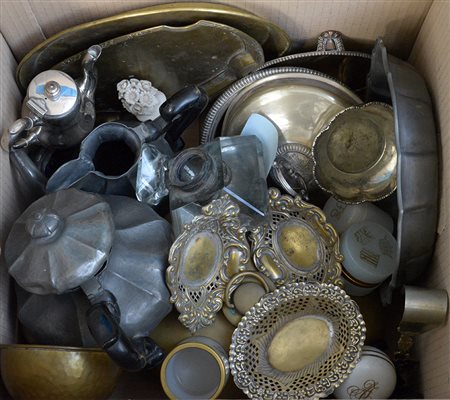 Lotto composto da uno scotolone contenente oggetti di diverso uso e materiale...