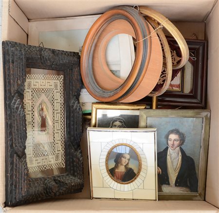 Lotto composto da numerose cornici alcune contenenti stampe e riproduzioni,...