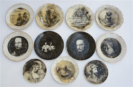 Gruppo di undici piatti decorativi di soggetti differenti realizzati con la...