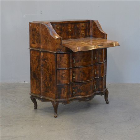 Ribaltina in stile settecentesco di forma sagomata, lastronata in noce e...