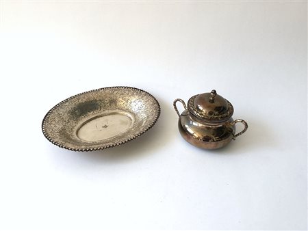 Lotto composto da un vassoietto con tesa sbalzata e una zuccheriera biansata...