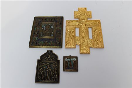 Arte russa secolo XIX/XX, gruppo di quattro icone da viaggio in bronzo, tre...
