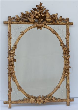 Specchiera in legno intagliato e dorato con fiori e colombe nella cimasa,...