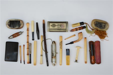 Lotto composto da numerosi bocchini, tabacchiere e altri piccoli oggetti in...