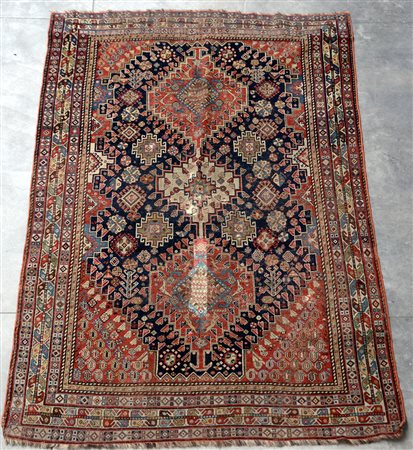 Tappeto Qashqai, Persia fine secolo XIX. Decoro con due medaglioni romboidali...