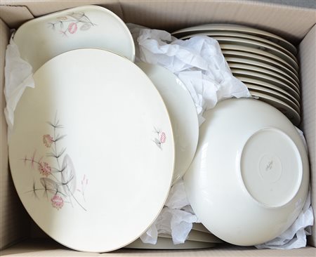 Manifattura tedescaParte di servizio di piatti in porcellana con decoro...