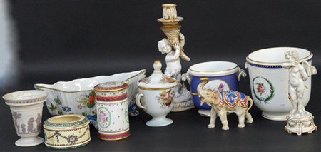 Lotto composto da due cache pot Ginori biansati, una vaschetta sagomata, un...