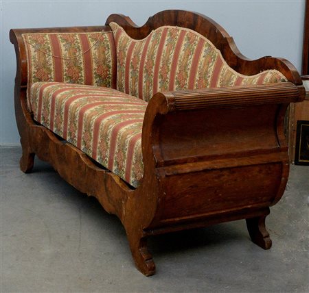 Divanetto di forma sagomata lastronato in radica, rivestito con tessuto a...