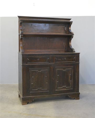 Credenza con piattaia a due cassetti in linea e due ante riquadrate a motivo...