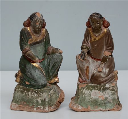 Arte di Cina.Coppia di antiche statuette in terracotta policroma e dorata...