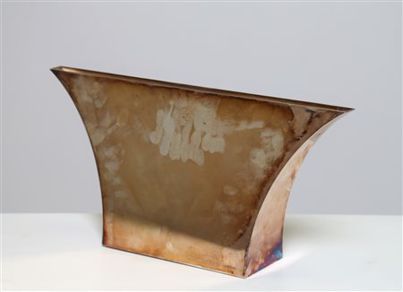 SABATINI LINO Vaso "Persepoli". -. Cm 50,00 x 26,00 x 10,50. Ottone...