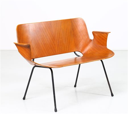 NOBILI VITTORIO (n. 1935) Divanetto mod. Medea. -. Cm 122,00 x 82,50 x 53,00....