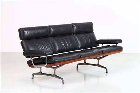 CHARLES & RAY EAMES (1907 - 1978) Divano . -. Cm 210,00 x 85,00 x 90,00....