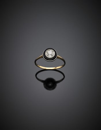 Anello in oro giallo e bianco con onice a contornare un diamante di ct. 0,52...