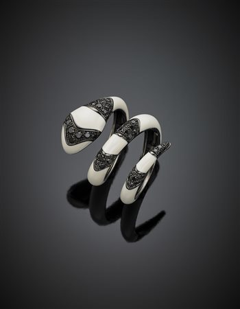 *DI GREGORIOAnello a guisa di serpente in oro rodiato nero, smalto e diamanti...