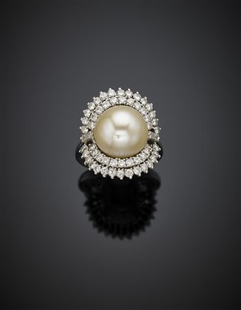 Anello in platino con diamanti rotondi per complessivi ct. 1 circa e perla, g...