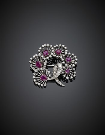 Spilla a fiori e nastro in oro bianco, diamanti per complessivi ct. 2 circa e...