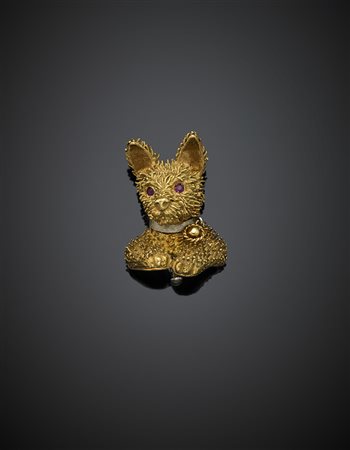 GARAVELLISpilla in oro giallo a guisa di cane, rubini per gli occhi, dettagli...