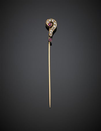 Fermacravatta/foulard in oro giallo, diamanti e rubini a guisa di punto...