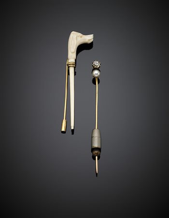 Due spilloni in oro giallo con perla e diamante il primo, con testa di cane...