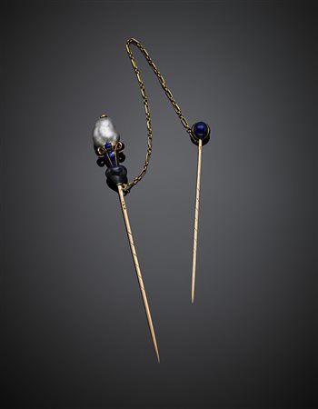 Due spilloni da cravatta in oro giallo con perla irregolare e smalti blu...