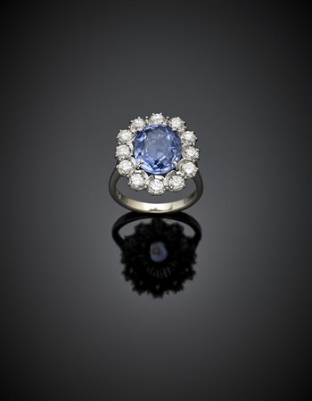 Anello in oro bianco con zaffiro di ct. 5,90 circa, diamanti per complessivi...