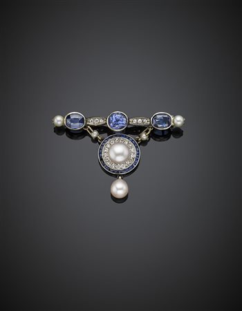 Spilla a barretta con centrale pendente in oro e platino con diamanti...