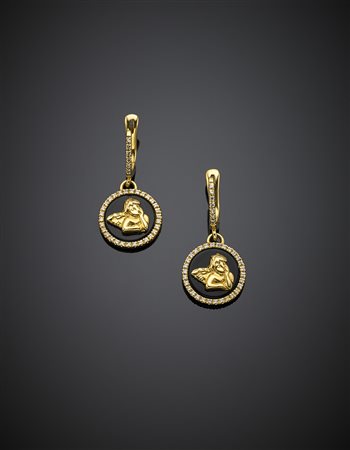 Orecchini pendenti in oro giallo, pietre incolori a rifinire un onice con...