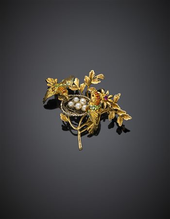 Spilla in oro giallo e smalti policromi a guisa di nido e uccellini, rifinita...