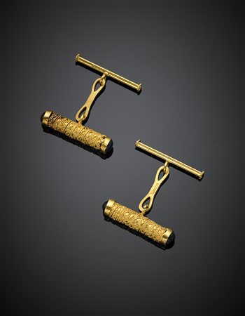Gemelli a barretta in oro giallo cesellato con pietre blu cabochon, g 6,03,...