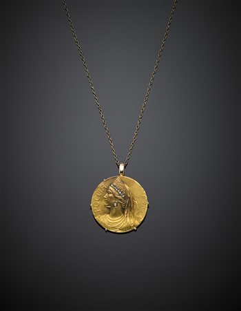 Medaglia russa con catenina in oro giallo, rifinita in diamanti e...