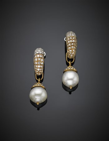 Orecchini a lobo con clip in oro bianco e giallo, pavé di diamanti per...