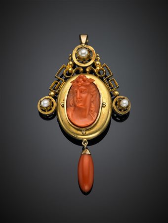 Pendente/spilla in oro giallo, perle e corallo arancione scolpito e a goccia,...