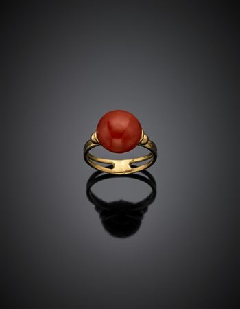 Anello in oro giallo con corallo rotondo rosso cabochon di mm 11,39 circa, g...