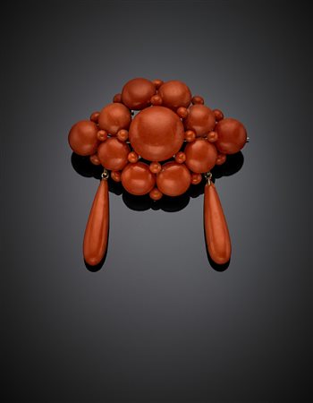 Broche a losanga in corallo arancione rotondo cabochon e oro giallo a tenere...