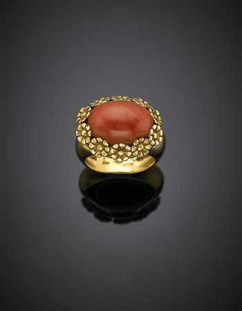 BRUSIDUE Anello in oro giallo a piccoli fiori con al centro un corallo...
