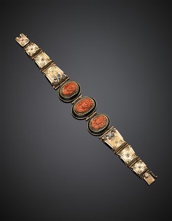 Bracciale in oro giallo 333/1000 in parte cesellato con tre cammei in corallo...