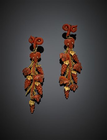 Orecchini pendenti in oro giallo e corallo scolpiti a guisa di foglie e...