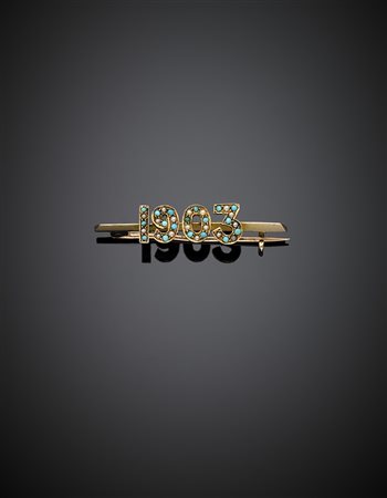 Spilla in oro giallo con scritta 1903 in rilievo rifinita con turchesi...