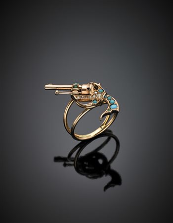 Anello in oro rosso, perle e turchesi a guisa di colt revolver, g 7,03 misura...